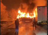 Κόλαση φωτιάς σε καραμπόλα 50 αυτοκινήτων και φορτηγών στην Ιαπωνία [vid]