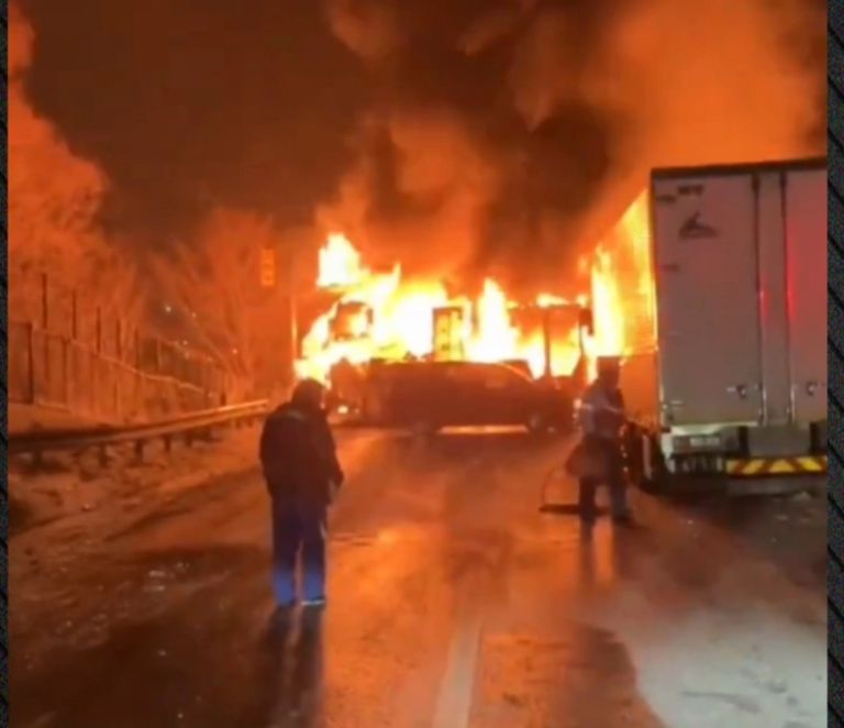 Κόλαση φωτιάς σε καραμπόλα 50 αυτοκινήτων και φορτηγών στην Ιαπωνία [vid]