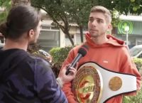 «Μου επιτέθηκαν 40-50 άτομα, προσπαθούσα να φυλάξω το κεφάλι μου» περιγράφει ο kickboxer Γιάννης Τσουκαλάς