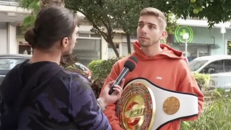 «Μου επιτέθηκαν 40-50 άτομα, προσπαθούσα να φυλάξω το κεφάλι μου» περιγράφει ο kickboxer Γιάννης Τσουκαλάς