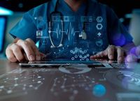 Πώς η τεχνητή νοημοσύνη αναδιαμορφώνει την υγεία στην Ευρώπη το 2025: ευκαιρίες, όρια και ρίσκα