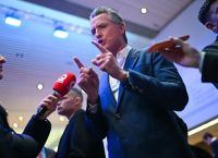 Underdog στο Νταβός: Ο Νιούσομ «άδειασε» τους ηγέτες που γονατίζουν μπροστά στον Τραμπ