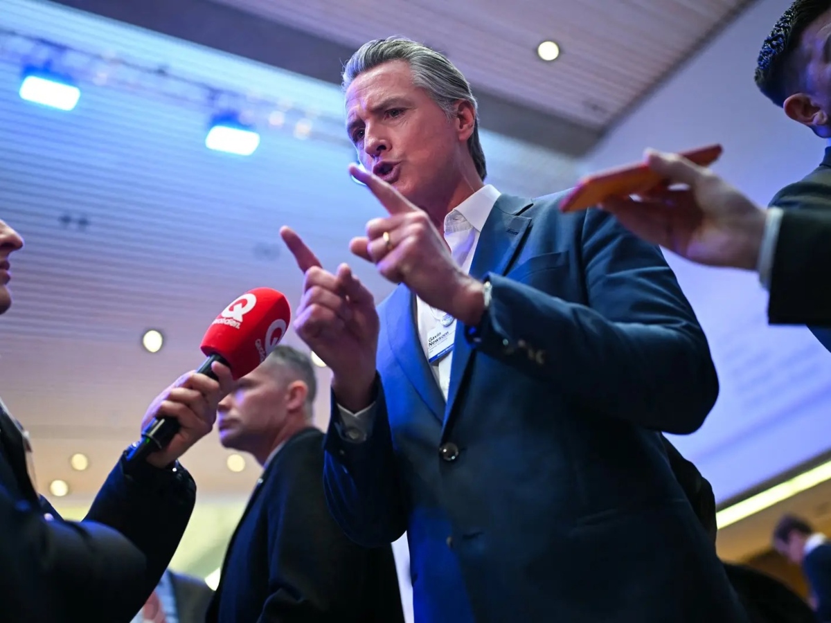 Νταβός: Ο Νιούσομ «άδειασε» τους ηγέτες που γονατίζουν μπροστά στον Τραμπ