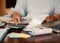 Ρεκόρ 2,2 δισ. από φοροδιαφυγή το 2025 – Έρχεται μεγάλο πακέτο μειώσεων φόρων στη ΔΕΘ 2026