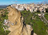 Τρομακτικές εικόνες στη Σικελία: Σπίτια στο χείλος του γκρεμού μετά από τεράστια κατολίσθηση