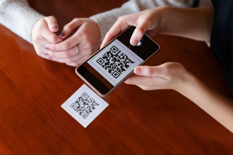 Quishing: Η νέα απάτη με QR codes που εξαπλώνεται – Πώς λειτουργεί και πώς να προστατευθείτε!