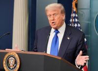 Τραμπ vs Μακρόν: Από τα «όμορφα γυαλιά» μέχρι την ειρωνεία για το κόκκινο μάτι