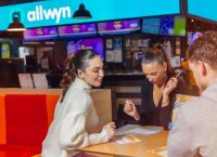 Τα πρώτα καταστήματα Allwyn είναι εδώ – Νέα εποχή για το δίκτυο των καταστημάτων του ΟΠΑΠ