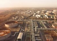 Διυλιστήρια: Εδραιώνονται στο επενδυτικό προσκήνιο – Premium για Motor Oil, στόχος 10€ για HelleniQ Energy