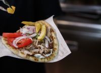 Το ελληνικό σουβλάκι γίνεται επενδυτικός προορισμός – Ποιοι είναι οι μεγάλοι παίκτες της αγοράς