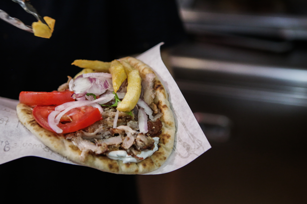 Το ελληνικό σουβλάκι γίνεται επενδυτικός προορισμός – Ποιοι είναι οι μεγάλοι παίκτες της αγοράς