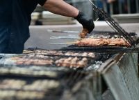 Τσικνοπέμπτη 2026: Πότε πέφτει και πώς διαμορφώνεται το εορταστικό ημερολόγιο της χρονιάς