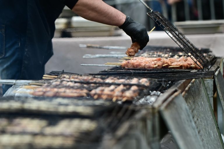 Τσικνοπέμπτη 2026: Πότε πέφτει και πώς διαμορφώνεται το εορταστικό ημερολόγιο της χρονιάς