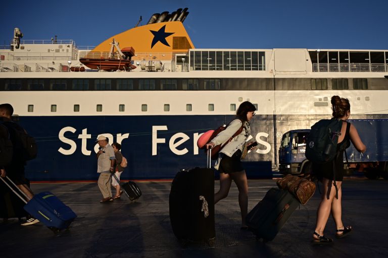 Εκπτώσεις σε ακτοπλοϊκά και αεροπορικά εισιτήρια για αναπληρωτές εκπαιδευτικούς