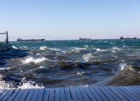 Καιρός [8/1]: Θυελλώδεις άνεμοι: Δεμένα πλοία, προβλήματα στις πτήσεις και πτώσεις δέντρων