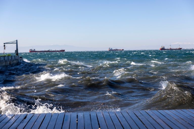 Καιρός [8/1]: Θυελλώδεις άνεμοι: Δεμένα πλοία, προβλήματα στις πτήσεις και πτώσεις δέντρων