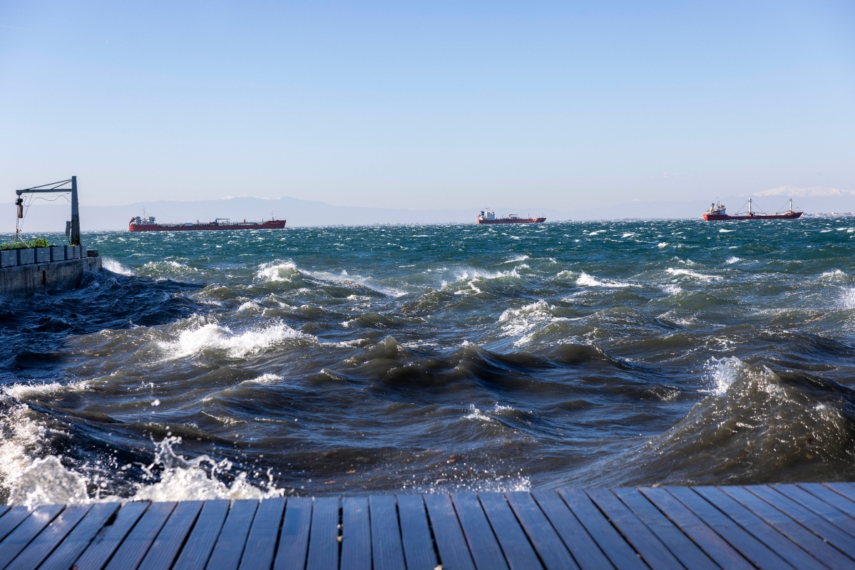 Καιρός [8/1]: Θυελλώδεις άνεμοι: Δεμένα πλοία, προβλήματα στις πτήσεις και πτώσεις δέντρων