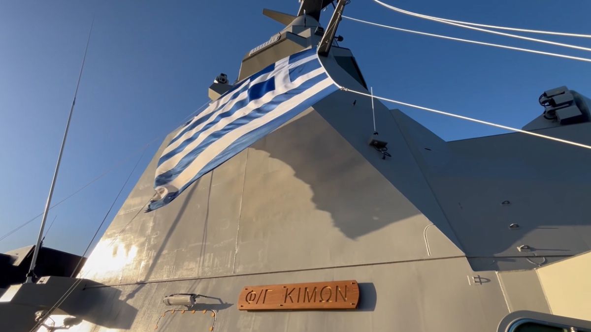 Φρεγάτα «Κίμων»: Στη Σαλαμίνα με εντυπωσιακή συνοδεία – Η νέα εποχή ισχύος του Πολεμικού Ναυτικού