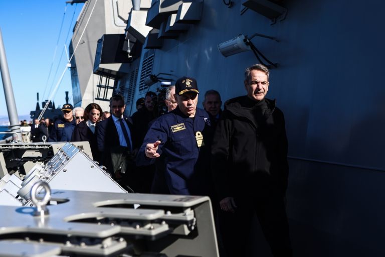 Μητσοτάκης από τη φρεγάτα «Κίμων»: Σήμερα παραδίδουμε μια πιο ασφαλή πατρίδα