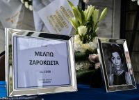 Το τελευταίο «αντίο» στη Μέλπω Ζαρόκωστα: Ο γιος της, οι συγγενείς και η επιθυμία για αντί στεφάνων