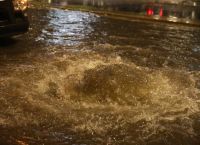 ΣΟΚ από την κακοκαιρία: Νεκρή γυναίκα στην Άνω Γλυφάδα – Την παρέσυραν τα ορμητικά νερά