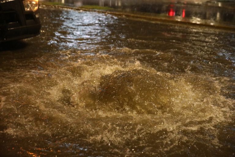 ΣΟΚ από την κακοκαιρία: Νεκρή γυναίκα στην Άνω Γλυφάδα – Την παρέσυραν τα ορμητικά νερά