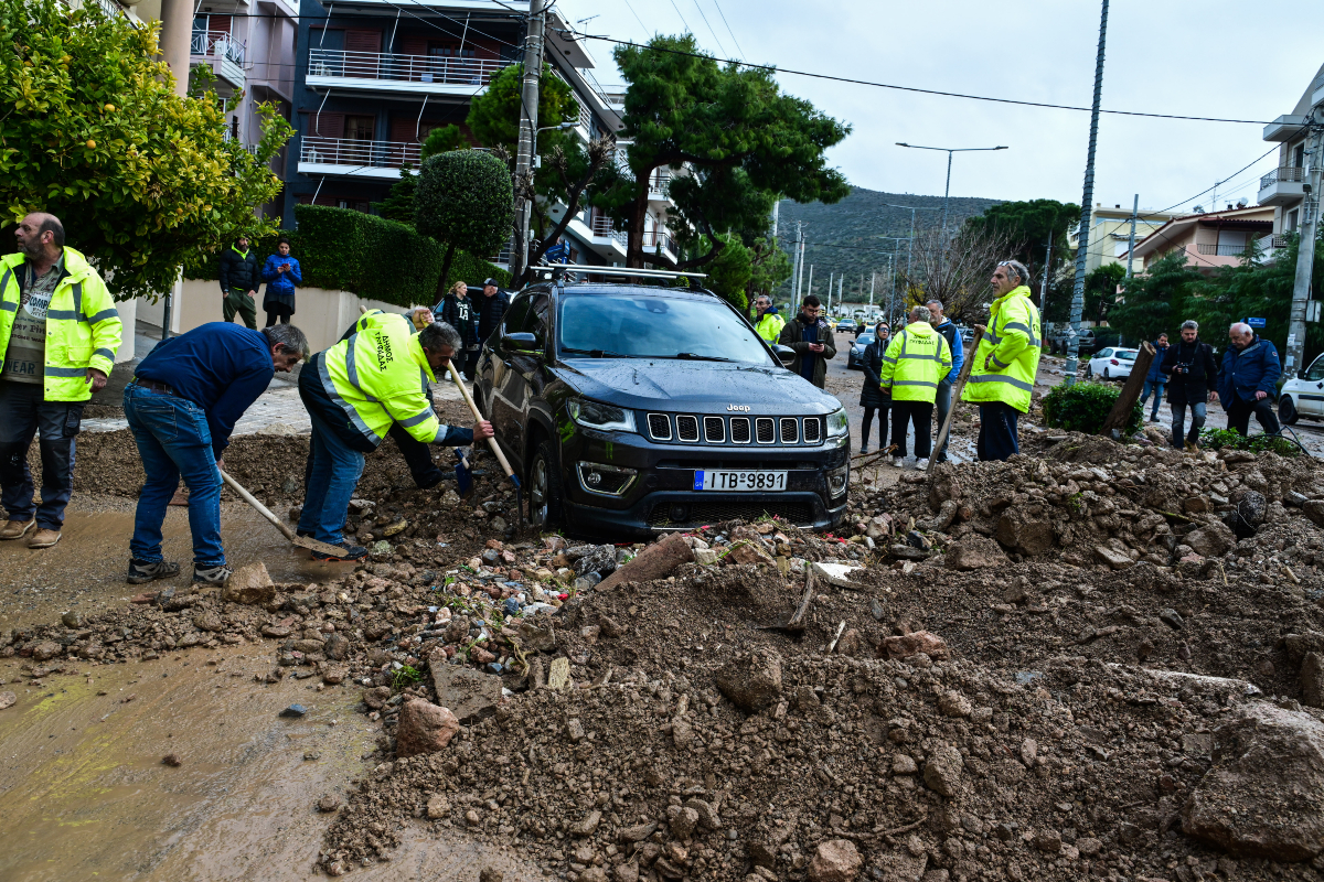 Γλυφάδα – Βούλα: Τα «αφανή» ρέματα ξύπνησαν – Οι πλαγιές του Υμηττού «κατέβασαν» χείμαρρους φερτών υλικών