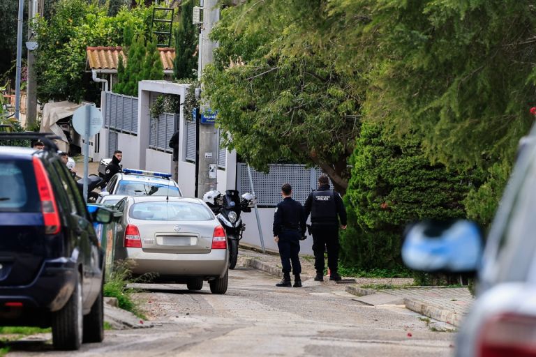 Έγκλημα-θρίλερ στη Γλυφάδα: Από τη δολοφονία της μητέρας στο φονικό του πατέρα – Το σκοτεινό παρελθόν