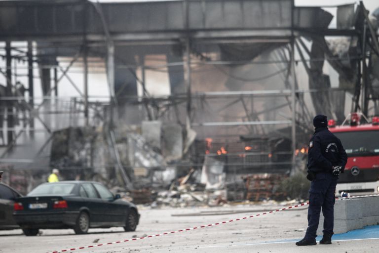 Τρίκαλα: Τέσσερις νεκρές εργαζόμενες από τη φωτιά – Τα πιθανά σενάρια για την έκρηξη στο εργοστάσιο