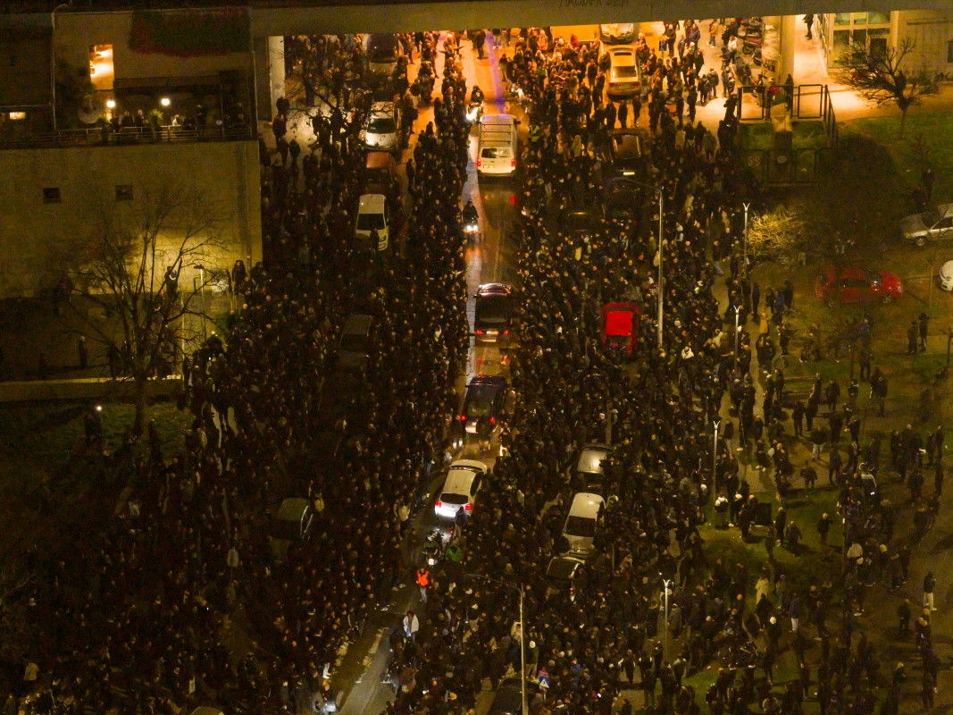 ΠΑΟΚ: Συγκλονιστικές εικόνες στη Τούμπα όταν έφτασαν οι σοροί των επτά αδικοχαμένων οπαδών