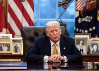 Τραμπ εφ’ όλης της ύλης: Αμφισβητεί Παχλαβί και Ζελένσκι – Αναβάλλει επίθεση στο Ιράν προς το παρόν