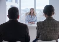 «Σας πιστεύουμε»: Το καθηλωτικό θρίλερ δωματίου που σπάει τη σιωπή γύρω από την ενδοοικογενειακή κακοποίηση