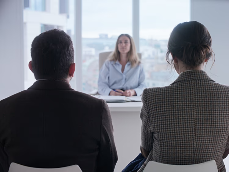 «Σας πιστεύουμε»: Το καθηλωτικό θρίλερ δωματίου που σπάει τη σιωπή γύρω από την ενδοοικογενειακή κακοποίηση