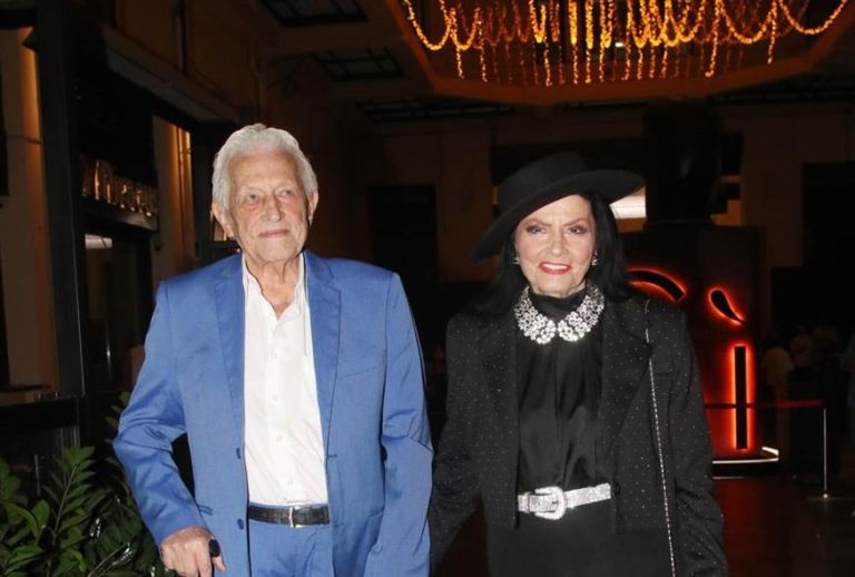 Ζωζώ Σαπουντζάκη: Παραμένει νοσηλευόμενη για πλήρη ανάρρωση – Κλινήρης και ο σύντροφός της Πύρρος