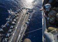 «Το Ιράν θέλει συμφωνία», εκτιμά ο Τραμπ – αλλά στέλνει αεροπλανοφόρο στη Μέση Ανατολή