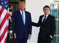 Μακρόν σε Τραμπ: «Απαράδεκτες οι απειλές δασμών – Θα απαντήσουμε συντονισμένα και ενιαία»