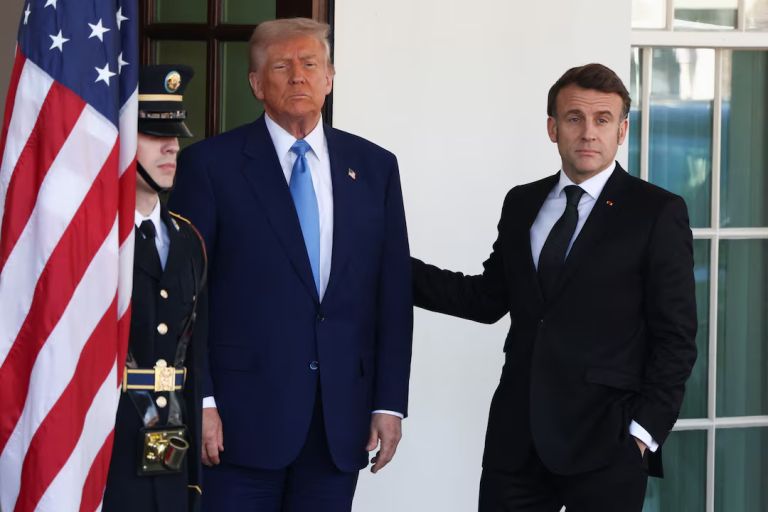 Μακρόν σε Τραμπ: «Απαράδεκτες οι απειλές δασμών – Θα απαντήσουμε συντονισμένα και ενιαία»