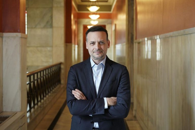 ΠΑΣΟΚ στη δέσμη των συγκρούσεων: Δούκας σαρώνει την προοπτική συγκυβέρνησης με ΝΔ,ανάβει φωτιές στο συνέδριο