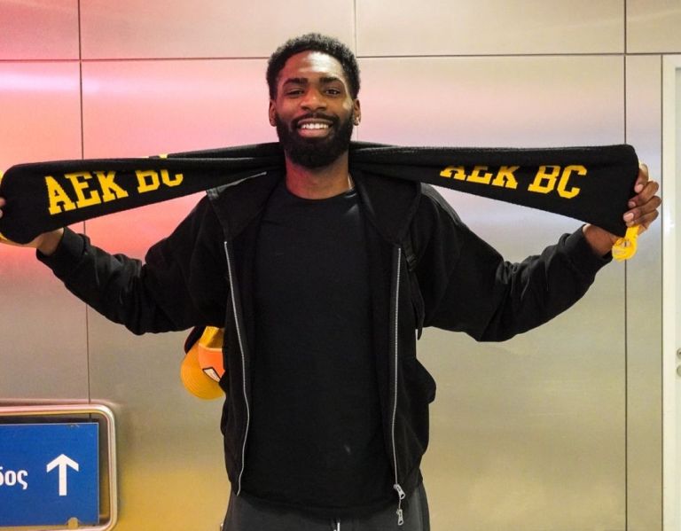 ΑΕΚ: Ο Κισόν Φίζελ προσγειώθηκε στην Αθήνα – Ο νέος σέντερ «5» είναι εδώ για τα κιτρινόμαυρα