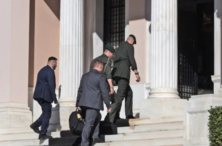 ΚΥΣΕΑ με φόντο παρασκηνιακές μάχες: Οι κρίσεις ηγεσίας και η πολιτική πίεση στο Μαξίμου