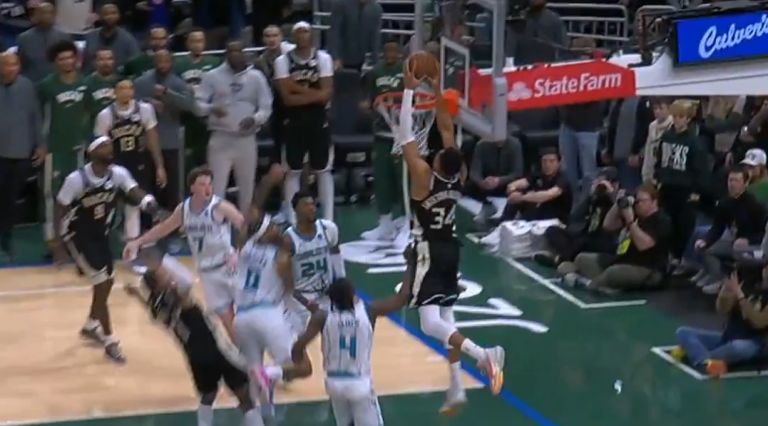 Γιάννης Αντετοκούνμπο: Το Νικητήριο Κάρφωμα και τα Highlights από τη Θρίλερ Νίκη των Μπακς επί των Χόρνετς