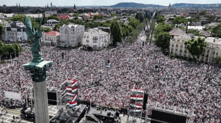 Διαδήλωση στη Βουδαπέστη κατά της Σλοβακικής Τροπολογίας για τα Διατάγματα Μπένες