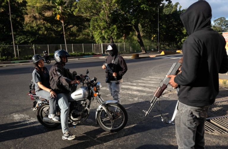 Βενεζουέλα: Συμμορίες, Μπράβοι και Αντάρτες «Κυβερνούν» τη Χώρα