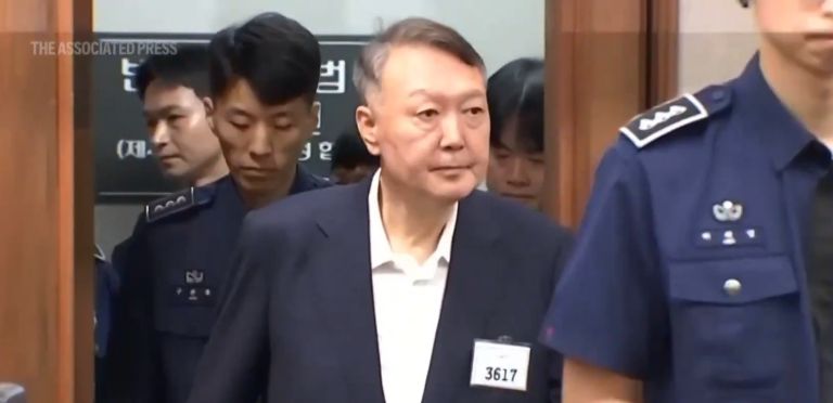 Εισαγγελέας Ν. Κορέας ζητά θανατική ποινή για τον Γιουν Σουκ Γεόλ