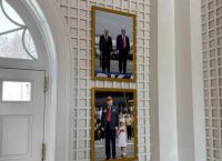 Ο Τραμπ «κρέμασε» τον Πούτιν σε περίοπτη θέση στον Λευκό Οίκο