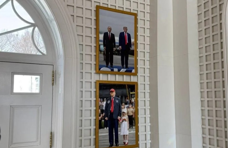 Ο Τραμπ «κρέμασε» τον Πούτιν σε περίοπτη θέση στον Λευκό Οίκο