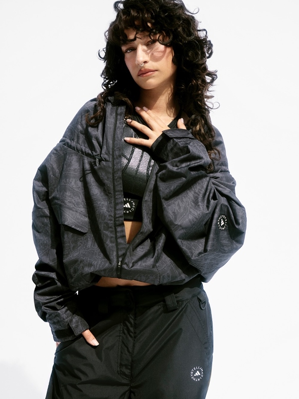 Γιατί Όλοι Είναι Τόσο Εμμονικοί με τα Μαλλιά της Odessa A’zion;