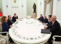 Στη Μόσχα έφτασαν οι Γουίτκοφ και Κούσνερ–Άρχισαν οι συνομιλίες για τον τερματισμό του πολέμου στην Ουκρανία