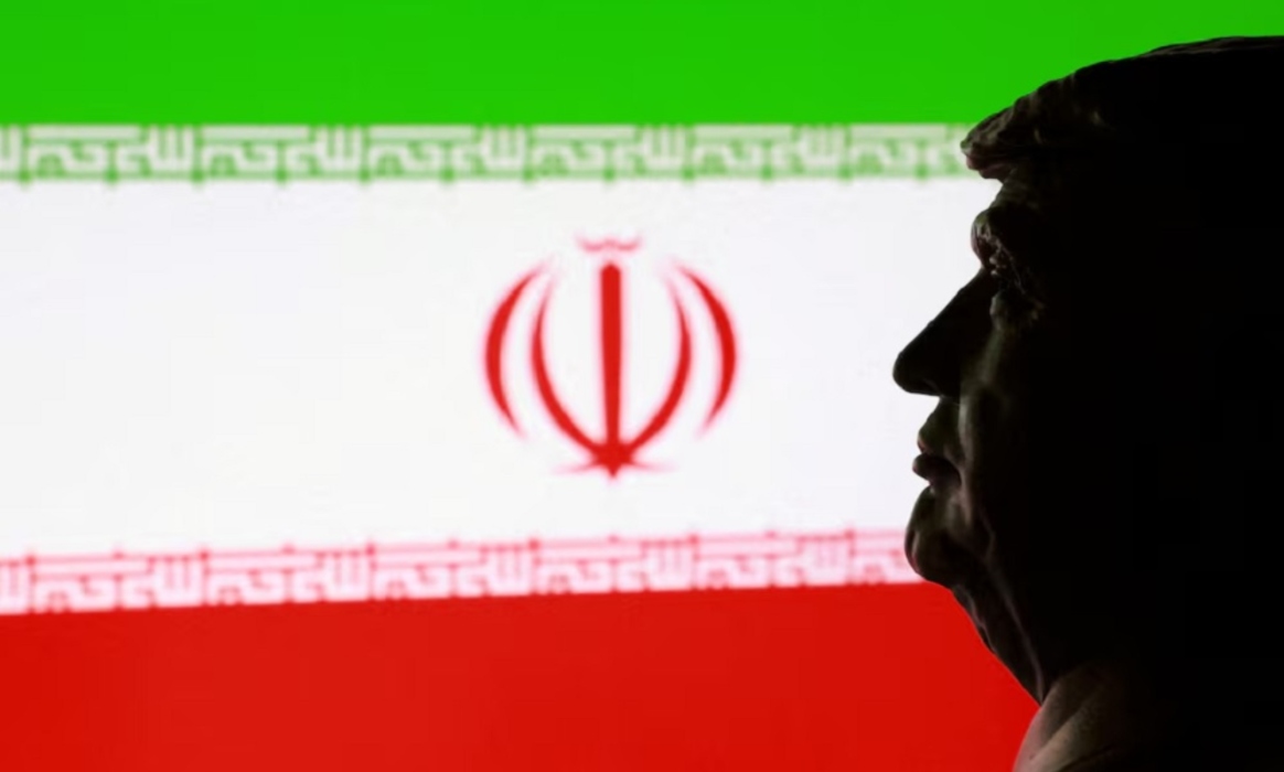 Ο Τραμπ στα άκρα: Μελετά χτυπήματα στο Ιράν για να αναζωπυρώσει τις διαδηλώσεις