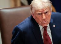 Η Αντίφαση Τραμπ: Απειλές σε Αμυντικές Εταιρείες, Ζήτηση για Περισσότερες Δαπάνες